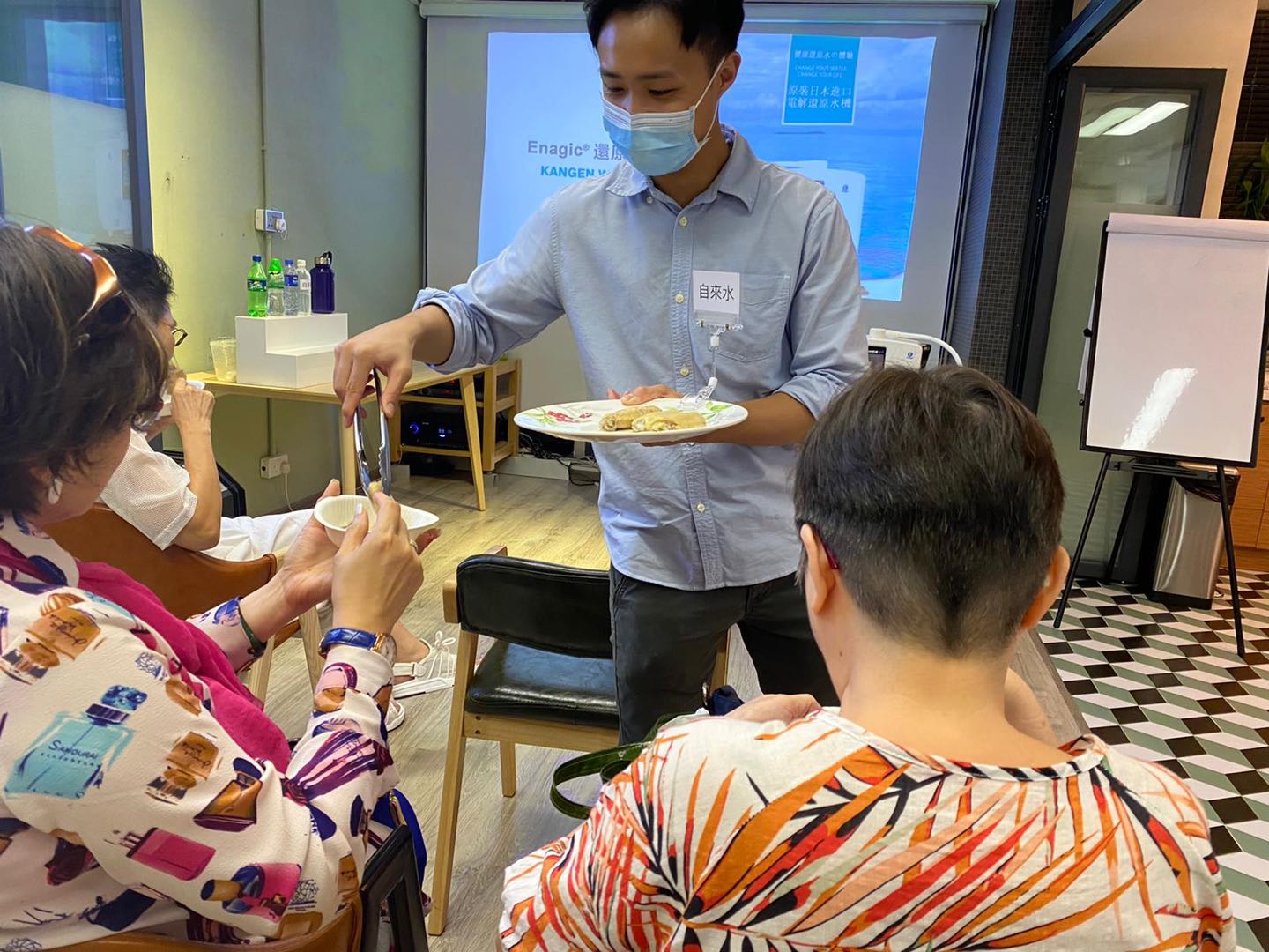 與客人分享還原水美食